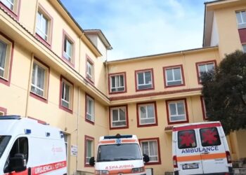 Nis hetimi ndaj mjekut në Tiranë/ Dyshohet se ngacmoi pacienten para ndërhyrjes 