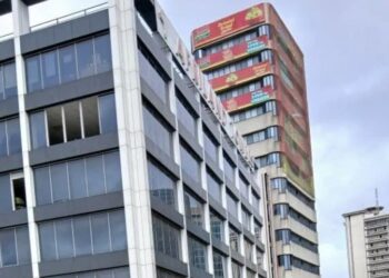 Të paktën 10 viktima/ Njerëzit hidhen nga dritaret pasi zjarri përfshin ndërtesën