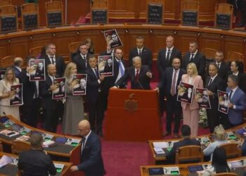 Parlament i ri, sherre të vjetra/ Berisha bllokon foltoren, Bardhi i prish mikrofonin Taulant Ballës