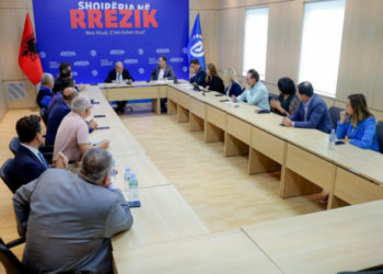 Grevë urie, radikalizim aksioni dhe pakënaqësi për hyrjen në Kuvend, ja çfarë diskutuan deputetët e PD në mbledhjen e grupit