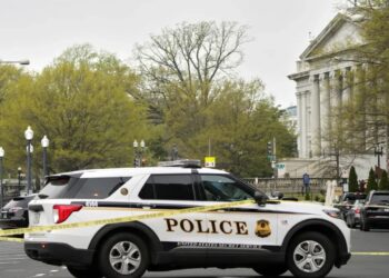 Merr flakë jashtë Shtëpisë së Bardhë automjeti i Shërbimit Sekret/ Ngjarja para vizitës së Netanyahut, policia nis hetimet (FOTOT)