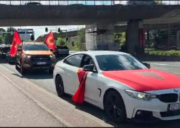 Mbështetje për ish-krerët e UÇK/ Protestuesit zhvendosen nga Gjykata, pritet të nisë tubimi në Hagë