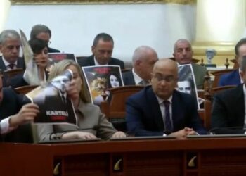 Opozita protestë ndaj kabinetit të ri qeveritar/ Me pankarta në nisje të seancës së parë