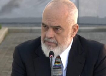 Një ditë pas votimit të propozimit për shkarkimin e Veliajt, Rama mbledh sot ministrat dhe deputetët e Tiranës! Takimi në orën 18:00…