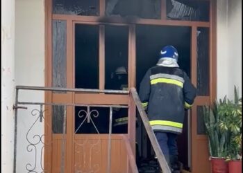 Bie zjarr në banesë, humb jetën i moshuari në Elbasan