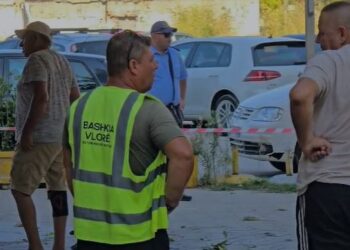 Hiqen tendat dhe karriget/ IMT aksion në Vlorë për lirimin e trotuareve dhe hapësirave publike