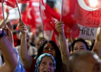 Marrin zjarr tensionet politike në Turqi/ Arrestohet një tjetër kryebashkiak së bashku me 47 zyrtarë lokalë