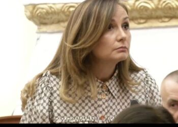 “Hera e parë që një qeveri betohet pa u prezantuar programi”/ Tabaku-Peleshit: Nuk na e hiqni dot të drejtën për debat!