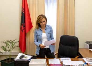 Tabaku kritikon buxhetin: Ekonomia po bie, shqiptarët po humbasin besimin