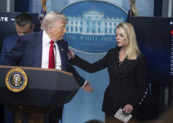 Trump urdhër vartëses së tij: Godit armiqtë e mi! Demokratët: Po shkojmë në diktaturë