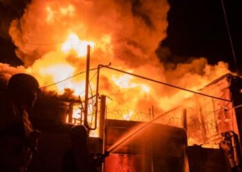 Ukraina sulmon gjatë natës me dronë rafinerinë ruse të naftës