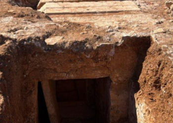 Bulqizë, zbulohet varri antik/ Brenda gjenden edhe sendet personale