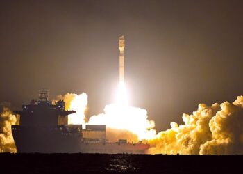 11 satelitë të rinj brenda një rakete të vetme nga deti