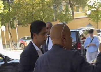 VIDEO / Presidenti i PSG filmohet në rrugët e Tiranës, momenti kur blen fruta në dyqan