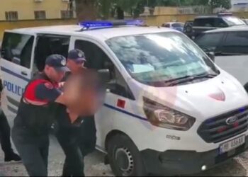 Futi me forcë të riun në makinë, arrestohet ‘pengmarrësi’ 33-vjeçar në Sarandë