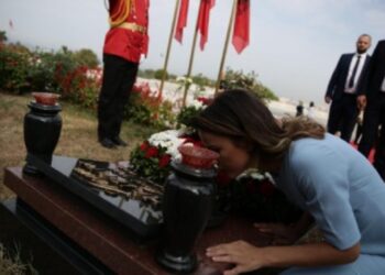 Rudina Hajdari kujton të atin në 27-vjetorin e vdekjes: Më ka përndjekur dyshimi, kush kishte dorë në vrasjen tënde