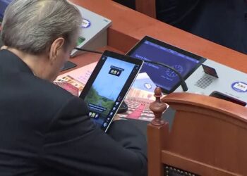 “Fshati ku çdo burrë shkon me të gjitha gratë”, çfarë po sheh Berisha në tablet?