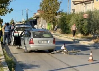 Fier/ Makina përplas qytetarin që lëvizte me biçikletë, i plagosuri dërgohet me urgjencë në spital