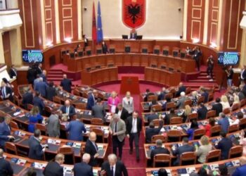 Votimi për ndryshimet e rregullores së Kuvendit, opozita braktis seancën plenare/ Mazhoranca e kalon me 79 vota pro