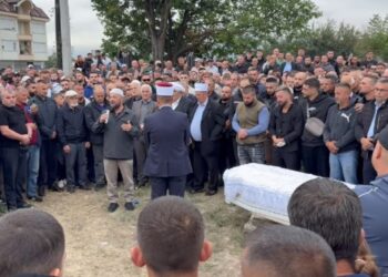 Humbi jetën në një aksident tragjik, Gjesti i jep lamtumirën e fundit vëllait të tij, shihet me lot në sy gjatë ceremonisë mortore