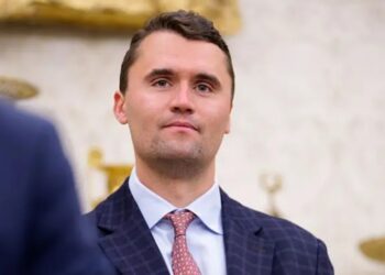 U qëllua me armë zjarri, ndërron jetë Charlie Kirk, mbështetës i Donald Trump