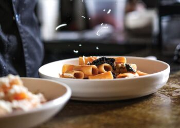 Shqipëria ndër më të lirat në Europë për të ngrënë jashtë/ Çmimet sa gjysma e mesatares së BE-së!