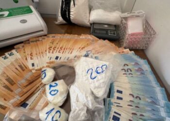 Ishte në arrest shtëpie dhe ktheu apartamentin në laborator droge/ Shqiptari kapet duke trafikuar lënde narkotike nga dera e banesës