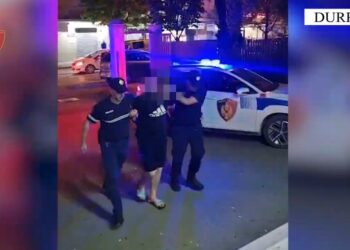 Durrës/ Plagosën me thika e goditën me grushte baballarët e njëri-tjetrit, arrestohen dy të rinjtë