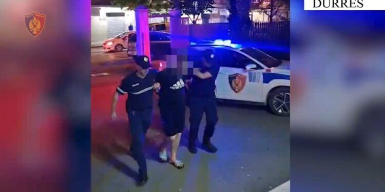 Durrës/ Plagosën me thika e goditën me grushte baballarët e njëri-tjetrit, arrestohen dy të rinjtë