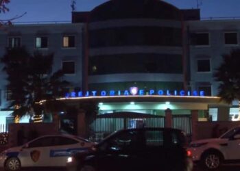 Gjendet i pajetë një person brenda banesës në Durrës, dyshohet se është vrarë me thikë