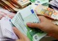 Euro bie në nivelin më të ulët historik në Shqipëri