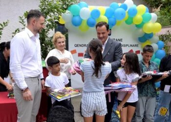 Bashkia Tiranë shpërndan çanta dhe mjete shkollore për fëmijët në nevojë/ Nënkryetari Sulaj: Do keni gjithmonë fokusin tonë