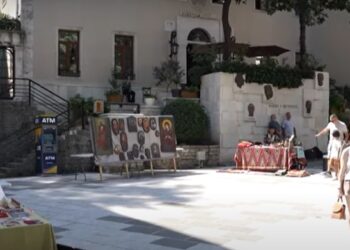 Rikthehet Panairi i Artizanit në Gjirokastër, mjeshtërit e punimeve rikthejnë atmosferën mesjetare të pazarit