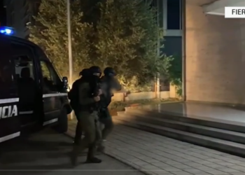 Goditi në muajin mars punonjësin e burgut në Fier/ Në pranga 38-vjeçari, 3 në kërkim(VIDEO)