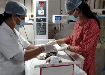 Foshnja 20-ditëshe në Indi në luftë për jetën, u gjet e varrosur për së gjalli