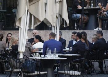 Rama ulet në kafe me ministrat dhe deputetët pas takimit në selinë e PS (VIDEO)