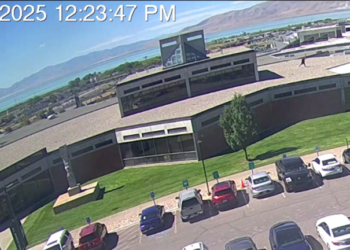 FBI publikon pamjet nga vrasja e Charlie Kirk/ Atentatori zbret nga çatia dhe zhduket drejt pyllit