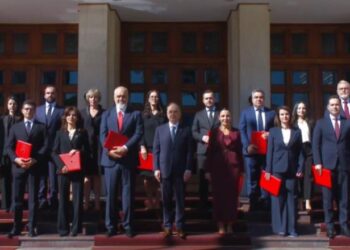 Pas betimit, Rama dhe 16 ministrat realizojnë foton e përbashkët me presidentin Begaj