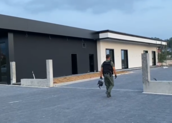 Gjendet një granatë e pashpërthyer në tarracën e një shtëpie funerali në Fushë-Krujë