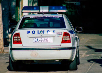 Tronditëse/ Mbyt motrën me qese plastike, 50 vjeçari telefonon policinë: Alo, e vrava!
