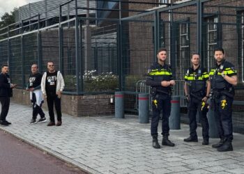 Policia holandeze ndalon shqiptarët të mblidhen para Gjykatës Speciale