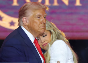 Ceremonia për Charlie Kirk, e shoqja fal autorin e vrasjes. Trump: Heroi amerikan jetoi me trimëri