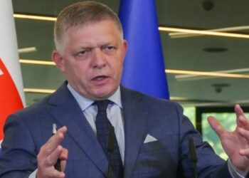 Sllovakia miraton ligjin që njeh vetëm dy gjini dhe kufizon adoptimin