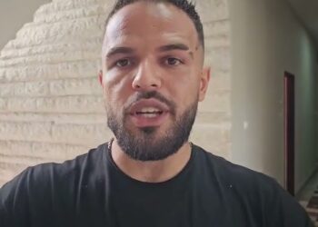 Hyri me forcë në Këshillin Bashkiak, i riu nga Vlora, thirrje shqiptarëve: Ngrihuni dhe kërkoni të drejtat tuaja