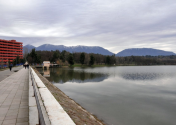 Kolektori i digës së Liqenit të Tiranës i bllokuar në dy zona, pritet “ok” për ndërhyrje