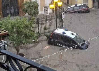 Moti i keq vazhdon në të gjithë Italinë, rrugë të përmbytura dhe makina të zhytura në ujë