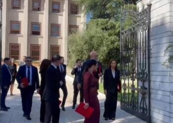 Rama dhe ministrat betohen në Presidencë, qeveria nis zyrtarisht punën! Mbahet mbledhja e parë..