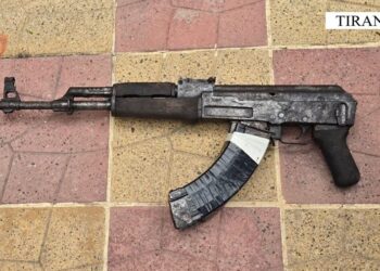 Krujë/ Parandalohet krimi në familje, arrestohen babë e bir. Sekuestrohet një kallashnikov