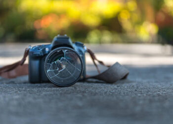 Tiranë/ Goditet me telefon gazetarja, kameramanit i dëmtojnë filmimet! Një në pranga, 2 të proceduar