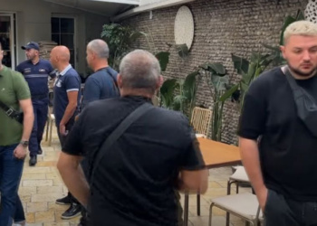 Klientët largohen të tmerruar/ Videoja pak çaste pas masakrës së Shkodrës